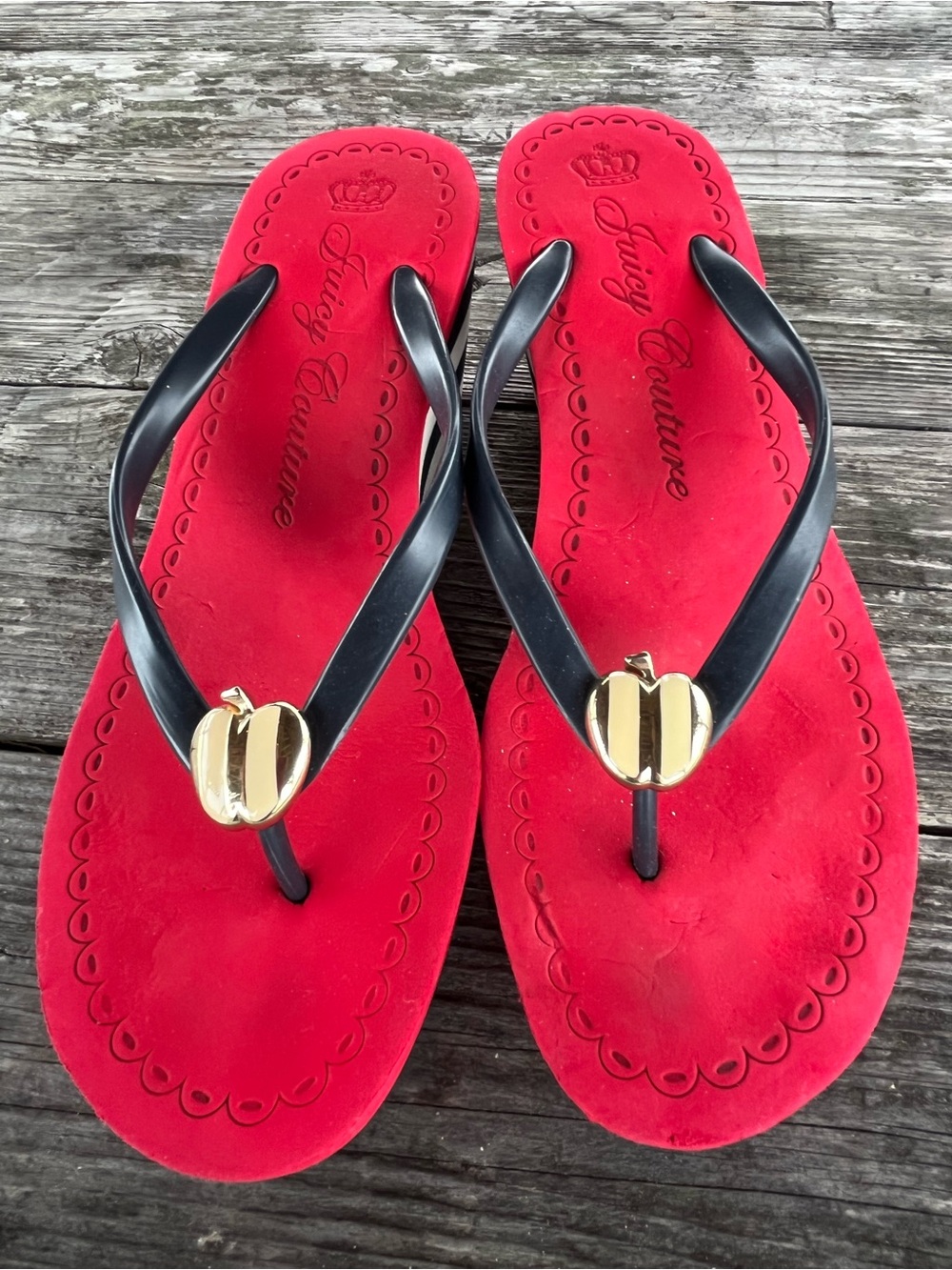 Juicy Couture Red Footbed Black Strap Flip Flop Sandals with Gold Accent sz 9 - Picture 2 of 7